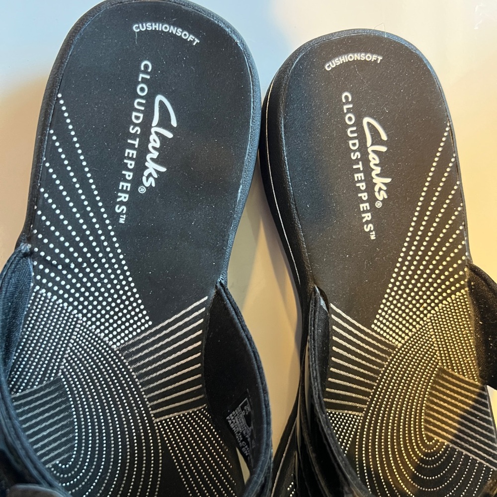 Clarks Cloud steppers Black Slide Sandals with Floral Accent. - Picture 3 of 8